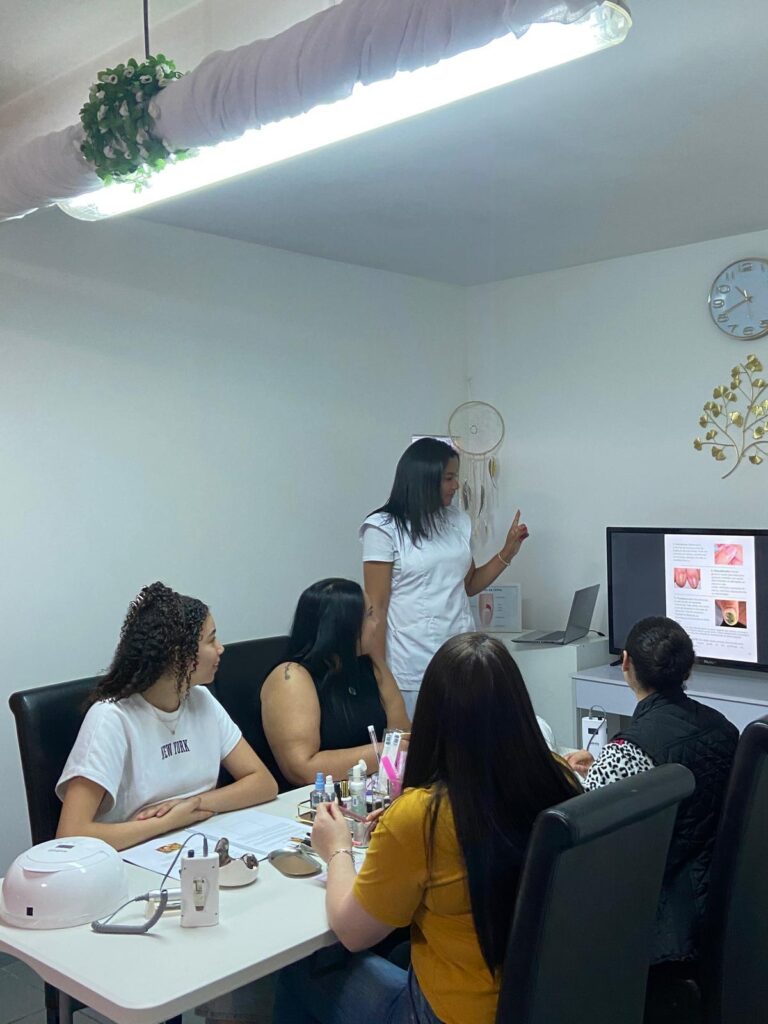 Formadora a explicar numa sala de aula com alunas sentadas à mesa