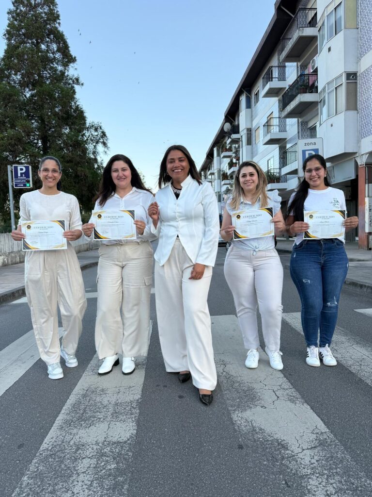 Fabiana com quatro alunas a segurar os certificados, na rua