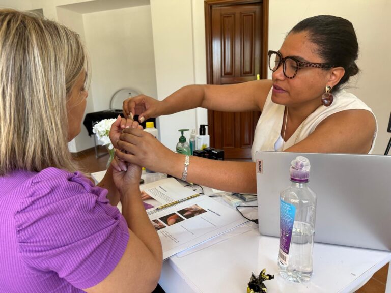 Formadora e aluna a trabalhar juntas à mesa