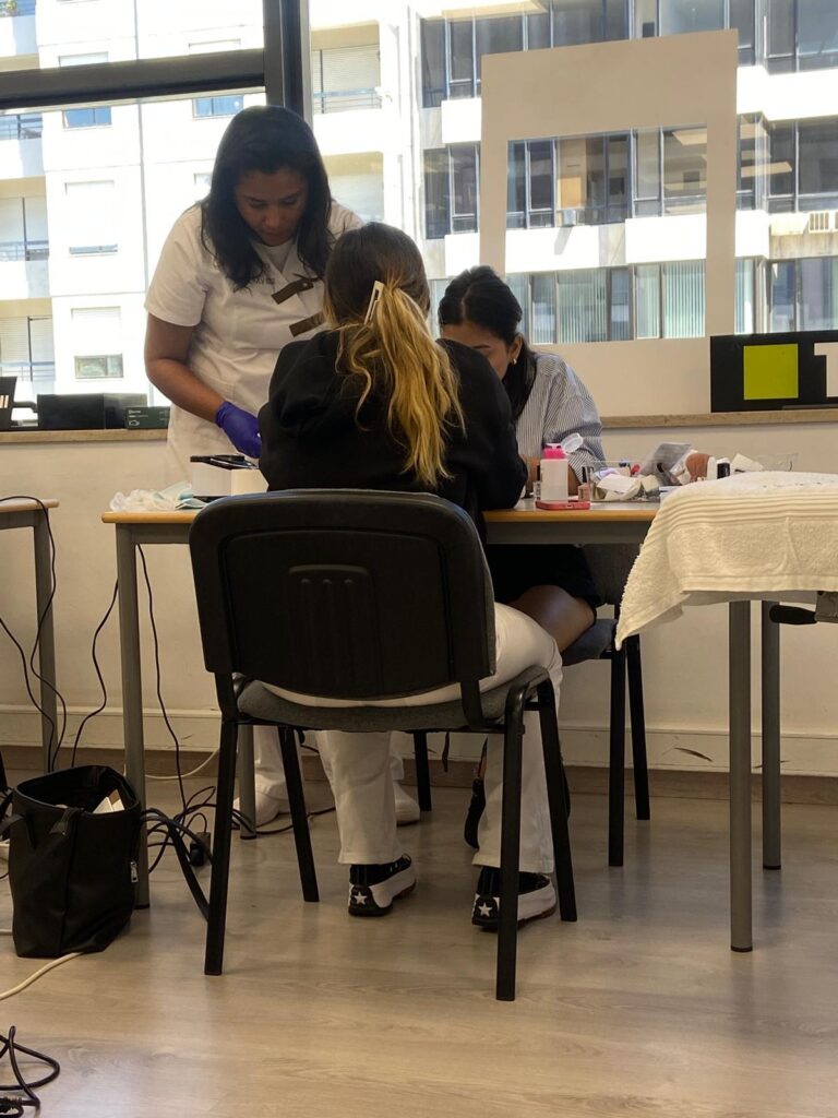 Formadora a orientar alunas numa sala de formação