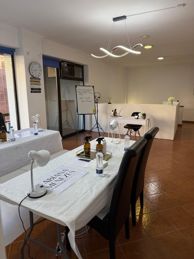 Sala de formação ampla, com mesa comprida e candeeiros