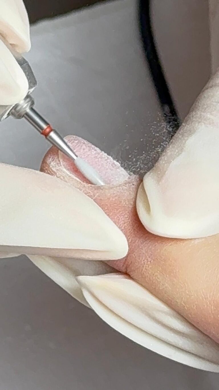 Broca de unhas a trabalhar a cutícula, em grande plano
