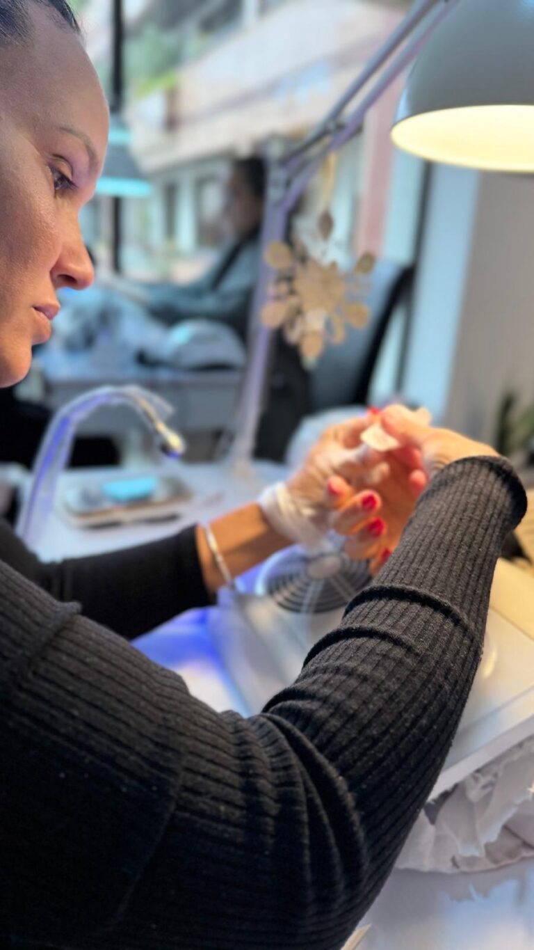 Aluna a trabalhar nas unhas sob a luz de uma lâmpada