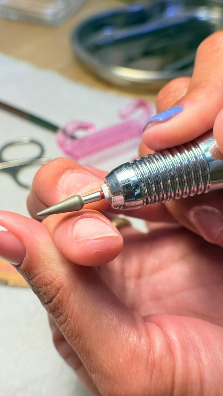 Broca de unhas a limar uma unha, em grande plano
