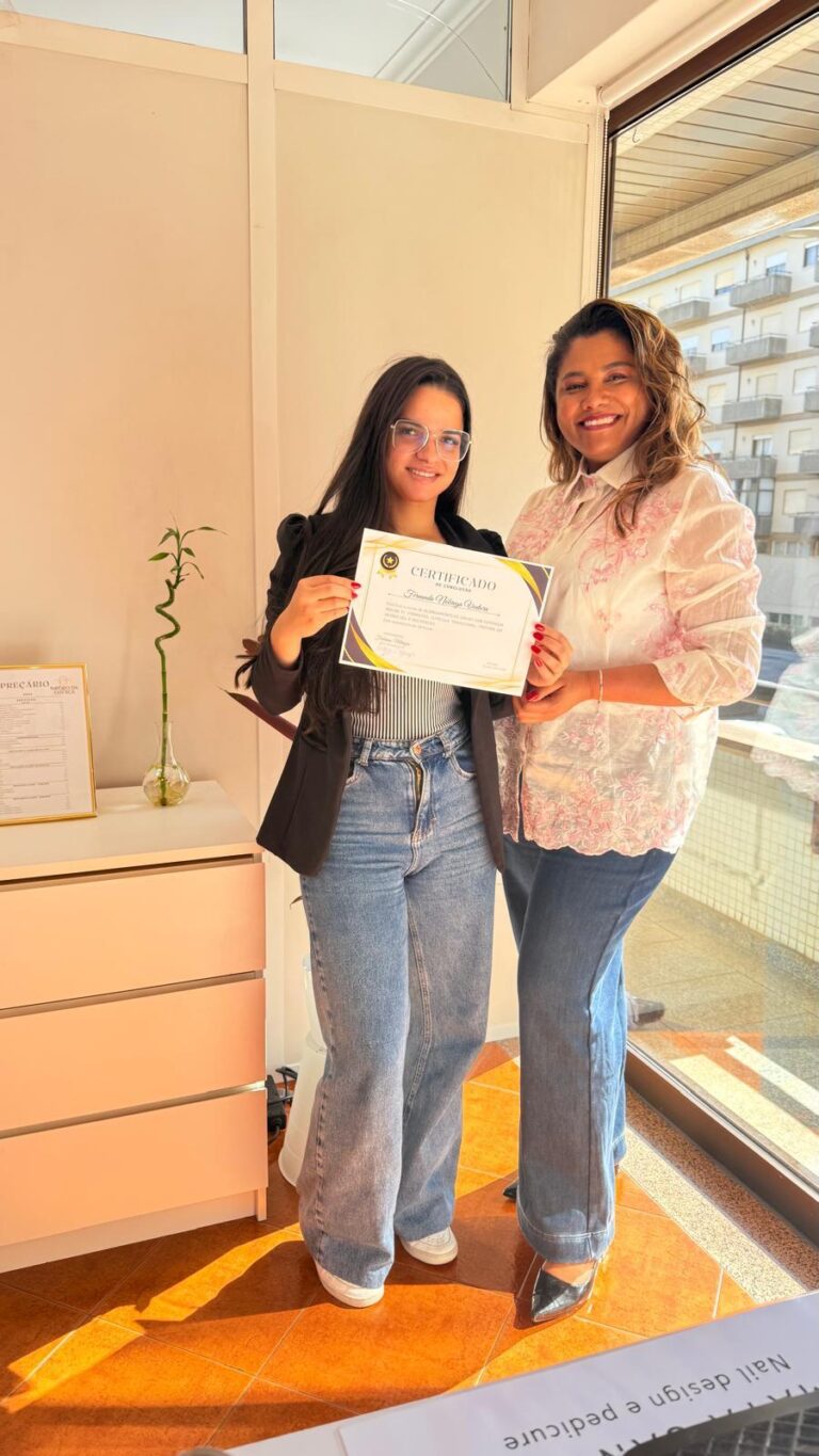 Duas mulheres com um certificado, num espaço luminoso