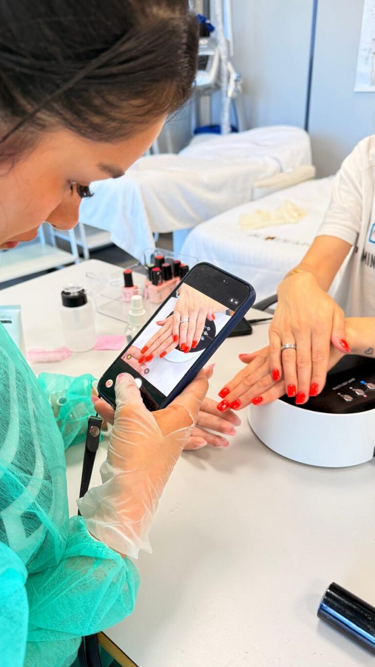 Aluna a fotografar o resultado de uma manicure vermelha