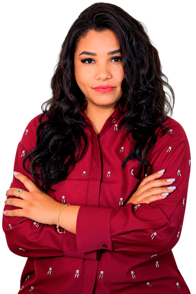 Fabiana Menezes de braços cruzados, em retrato