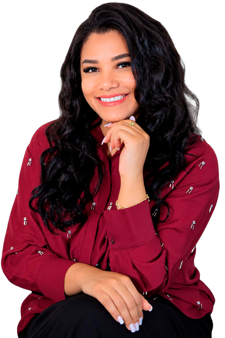 Fabiana Menezes a sorrir, com a mão no queixo